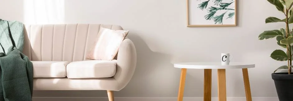 Helles Wohnzimmer mit Sofa und Beistelltisch